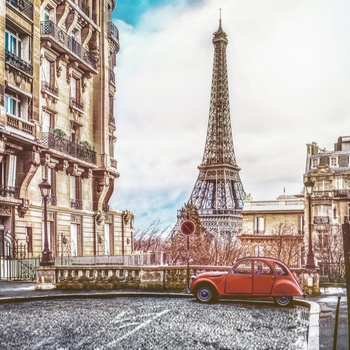 Hyggelig gade med udsigt til Eiffeltårnet 