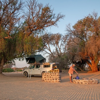 På roadtrip i camper med 4WD i Namibia, Afrika