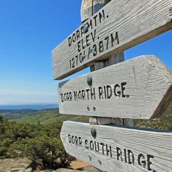 Skilte med vandreruter i Acadia National Park - Maine i USA