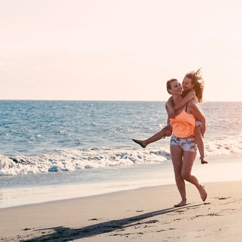 Familie på stranden i Spanien