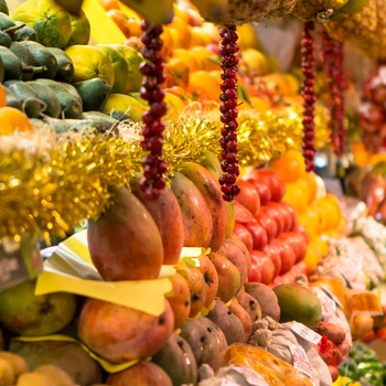 Eksotiske frugter på marked 