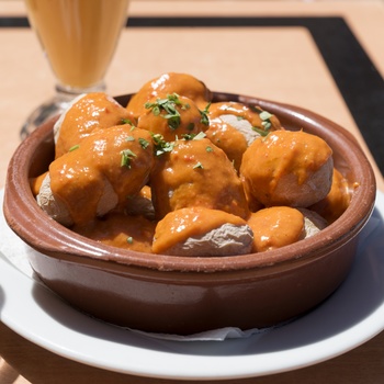 Typisk tapas, papas arrugadas med mojosauce, på Gran Canaria, Spanien