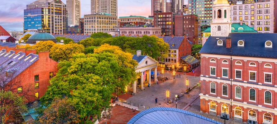 Boston skyline med Faneuil Hall og Quincy Market i skumringen