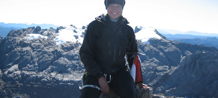 CEO og Bjergbestiger Stina Glavind på toppen af Carstenz Pyramide