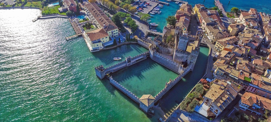 Luftfoto af Sirmione ved Gardasøen, Italien