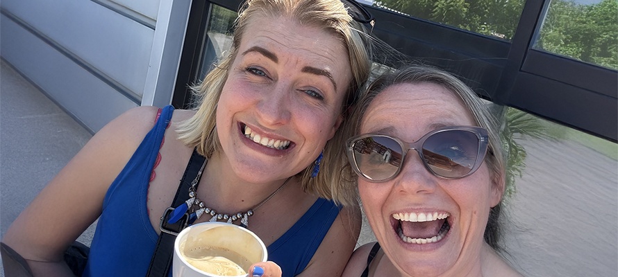 Vicky og Camilla og en kop kaffe