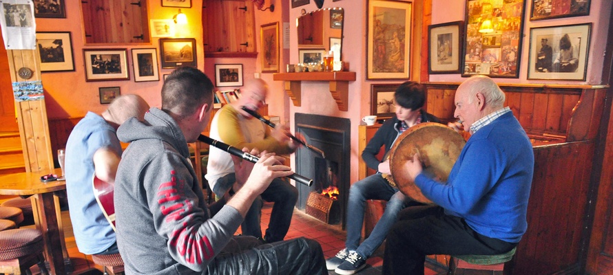 Musik hos Burren Roadside Tavern, Irland