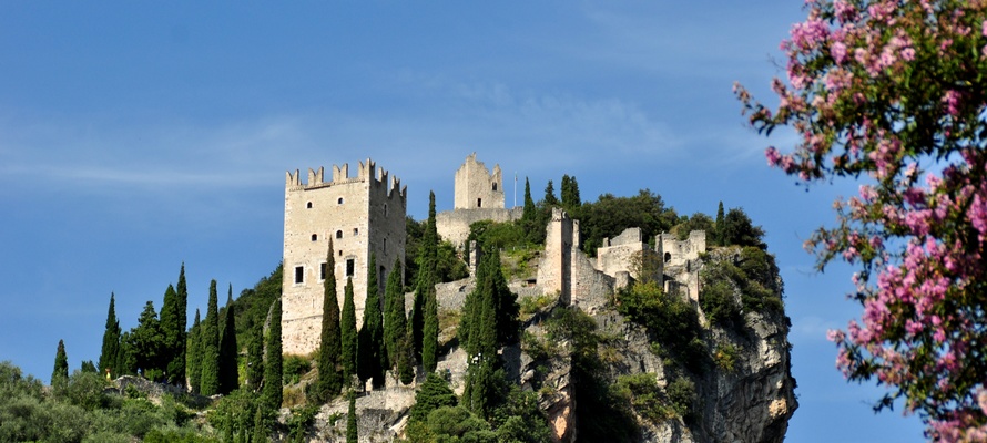 Slottet Castello di Arco ved Gardasøen i Norditalien