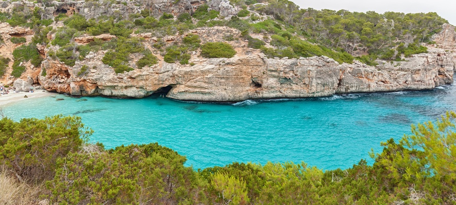 Bugt med stranden - Calo des Moro på Mallorca