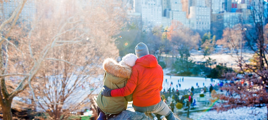 Ungt par sidder i Central Park på en skøn vinterdag, New York