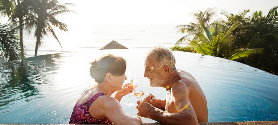 Ældre par nyder livet i en pool