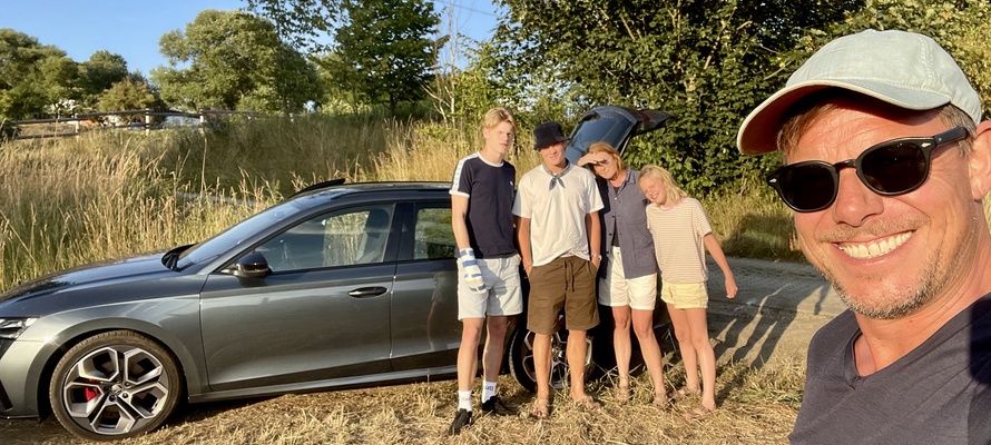 Morten Kirckhoffs familie foran lejebil i Tjekkiet - Morten Kirckhoffs familie