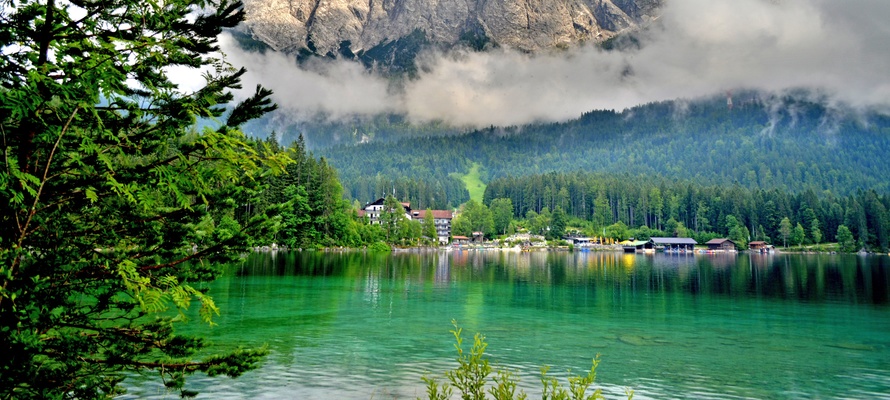 Udsigt til Zugspitze fra Eibsee ved Garmisch Partenkirchen, Tyskland