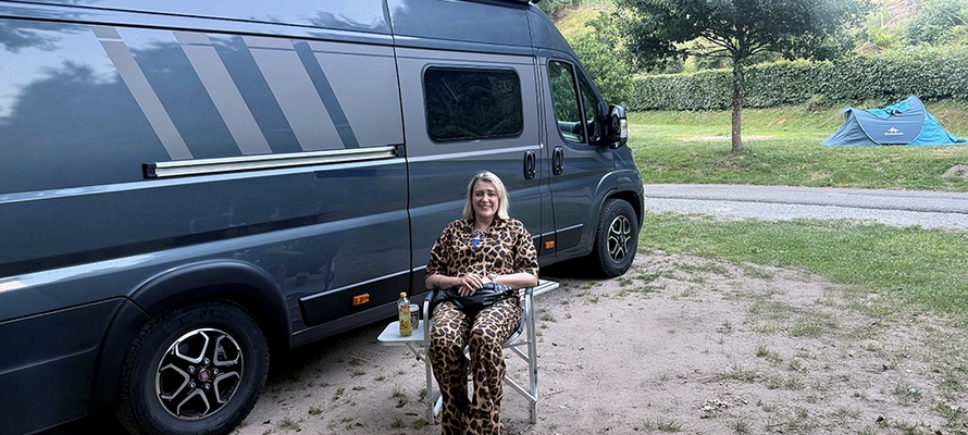 Vicky Knudsen og autocamperen