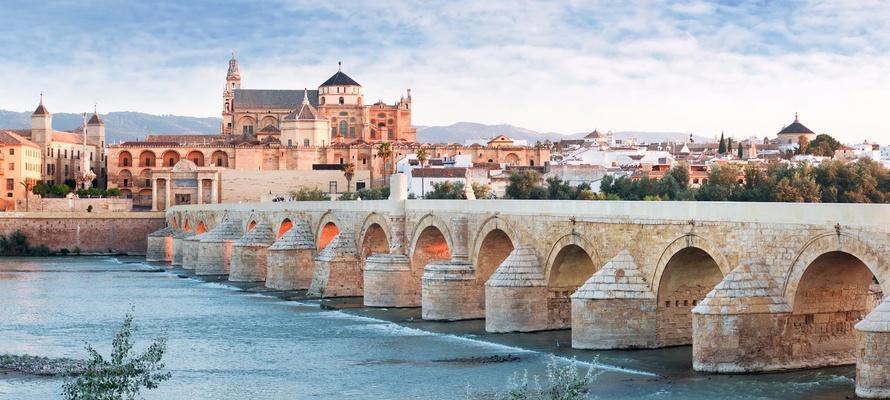 Romersk bro og floden Guadalquivir mod den store moske i byen Cordoba i Andalusien