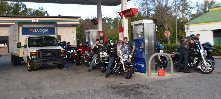 På motorcykel i USA - MC ture med dansk guide - tankning på benzinstation