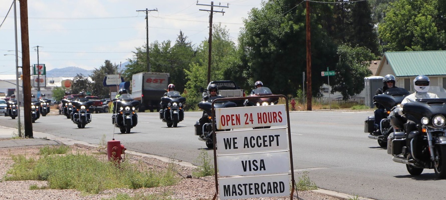 På motorcykel i USA - MC ture med dansk guide - kolonnekørsel gennem by