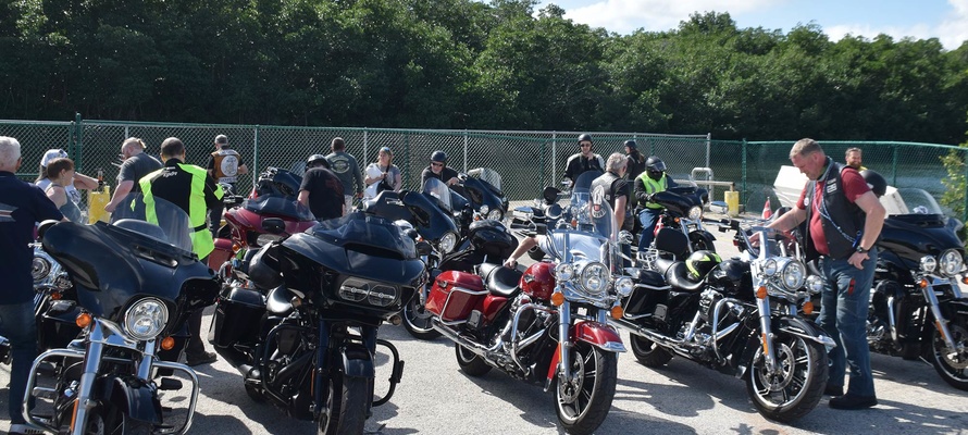 På motorcykel i USA - MC ture med dansk guide - klargøring på p-plads