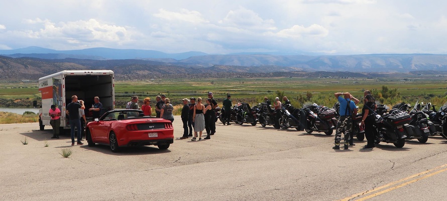 På motorcykel i USA - MC ture med dansk guide - pause langs en highway