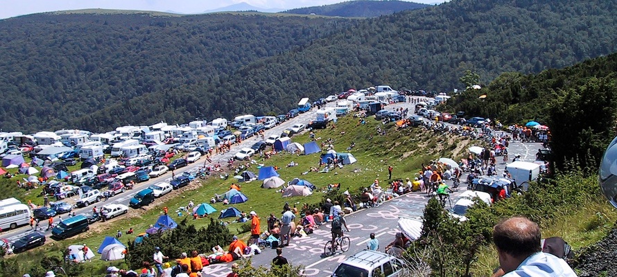 Oplev Tour de France i en autocamper - god stemning og fans der hepper i Pyrenæerne