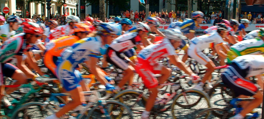 Oplev Tour de France i en autocamper - feltet kommer forbi i en rasende fart!