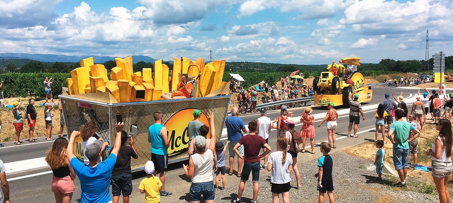 Oplev Tour de France i en autocamper - Reklamekaravanen kommer 2 timer før feltet - et kæmpe hit blandt tilskuerne