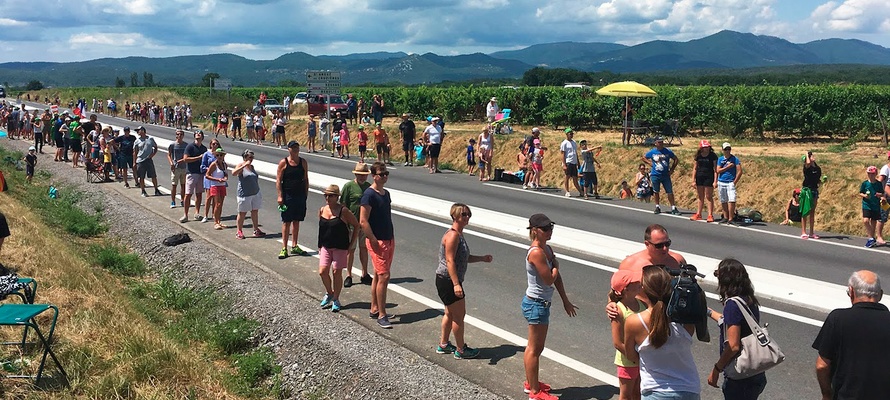 Oplev Tour de France i en autocamper - Fans afventer feltet på en flad etape