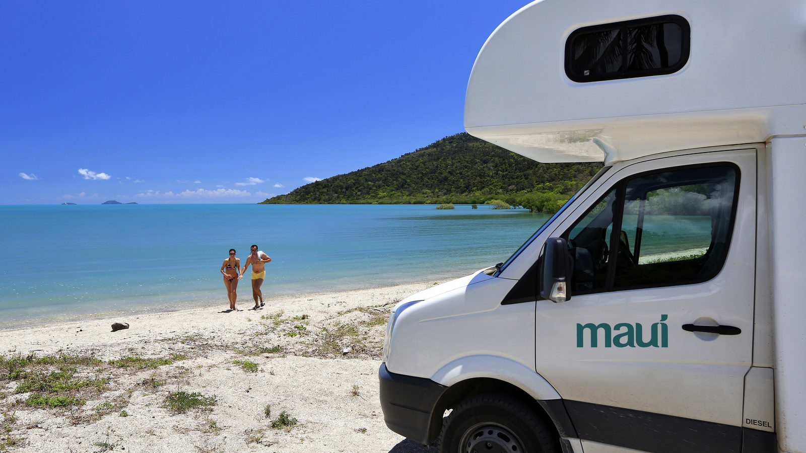 Maui motorhome på stranden med et ungt par, Australien