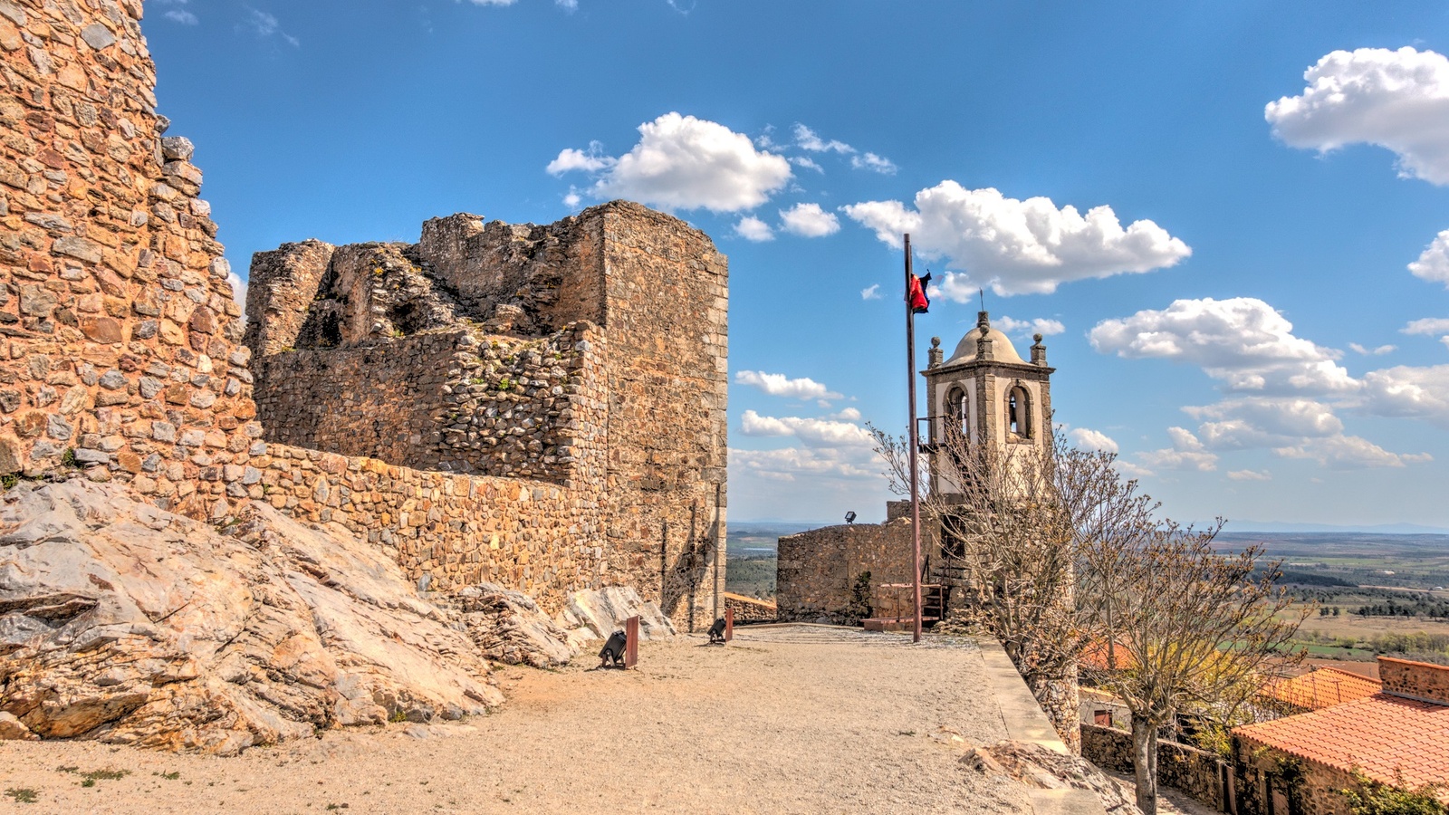 Castelo Rodrigo, Portugal - fæstning med kirke.jpg