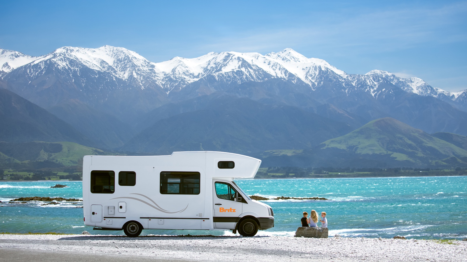 Britz Frontier autocamper topbunk ved sø i New Zealand