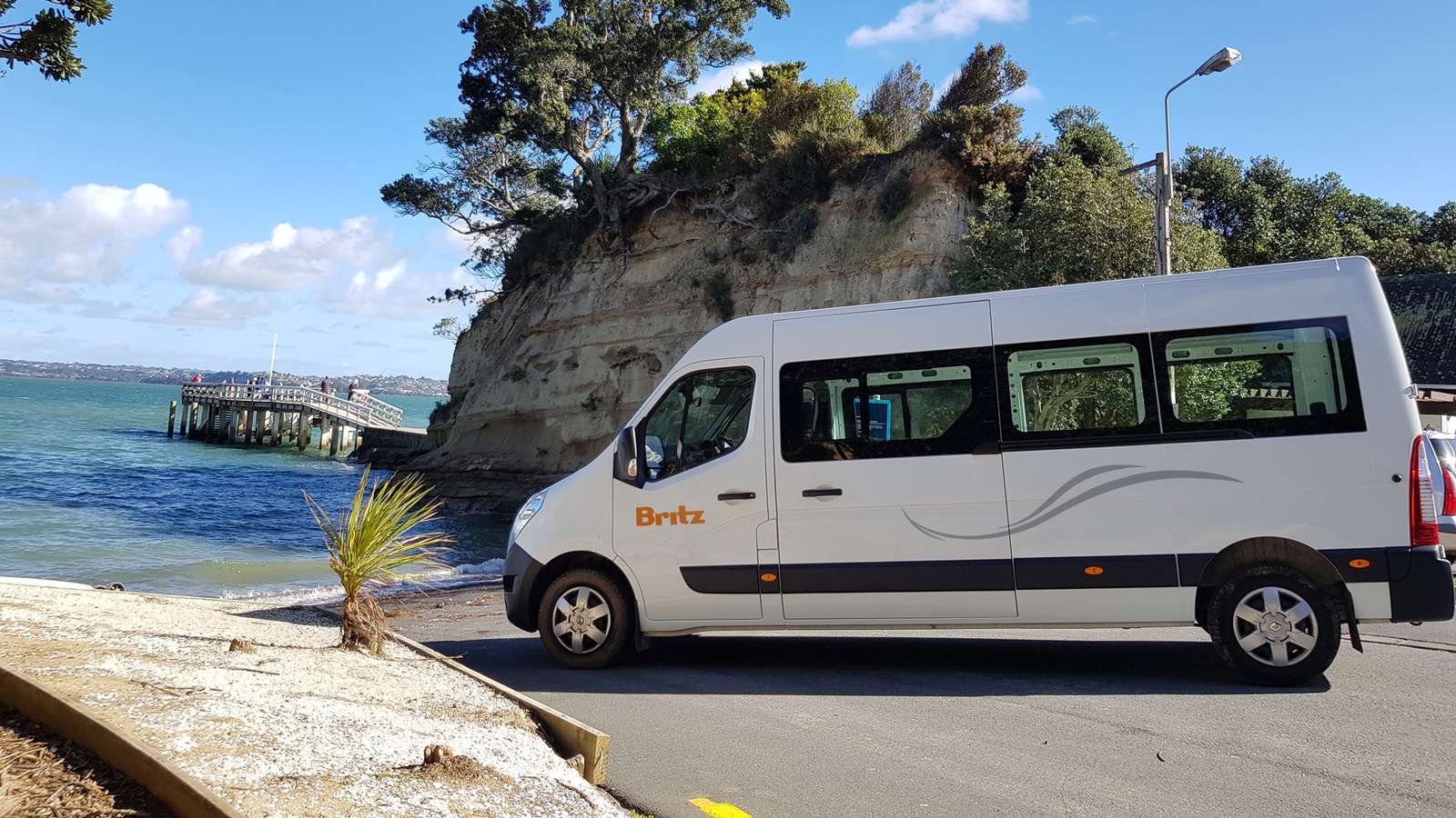 New Zealand -Britz Venturer autocamper parkeret ved strand