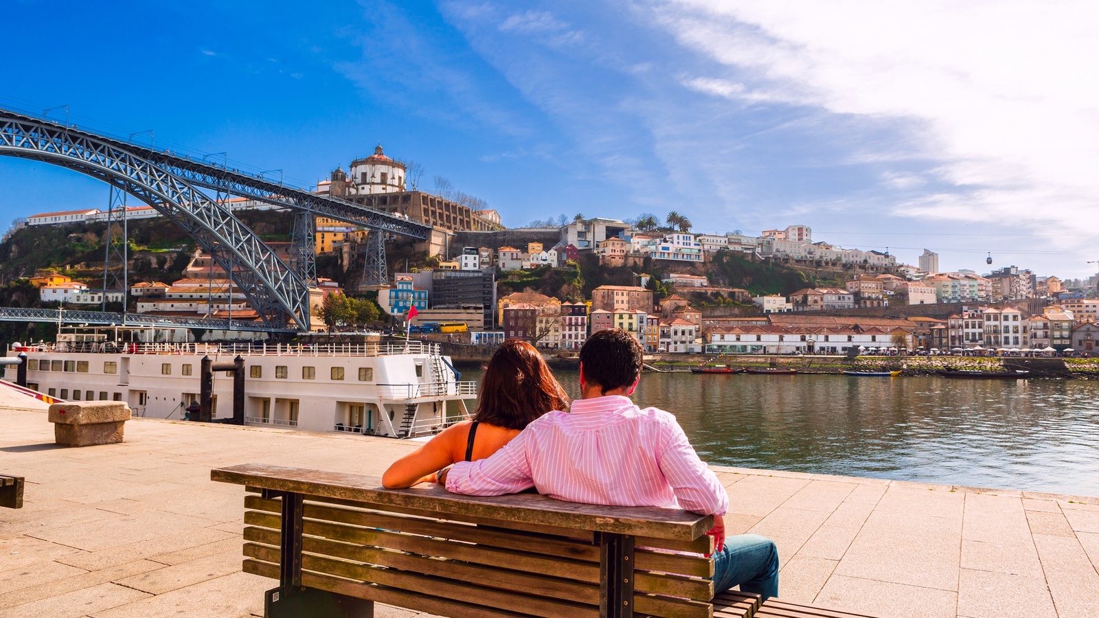 Porto, Portugal - par ved Douro floden.jpg