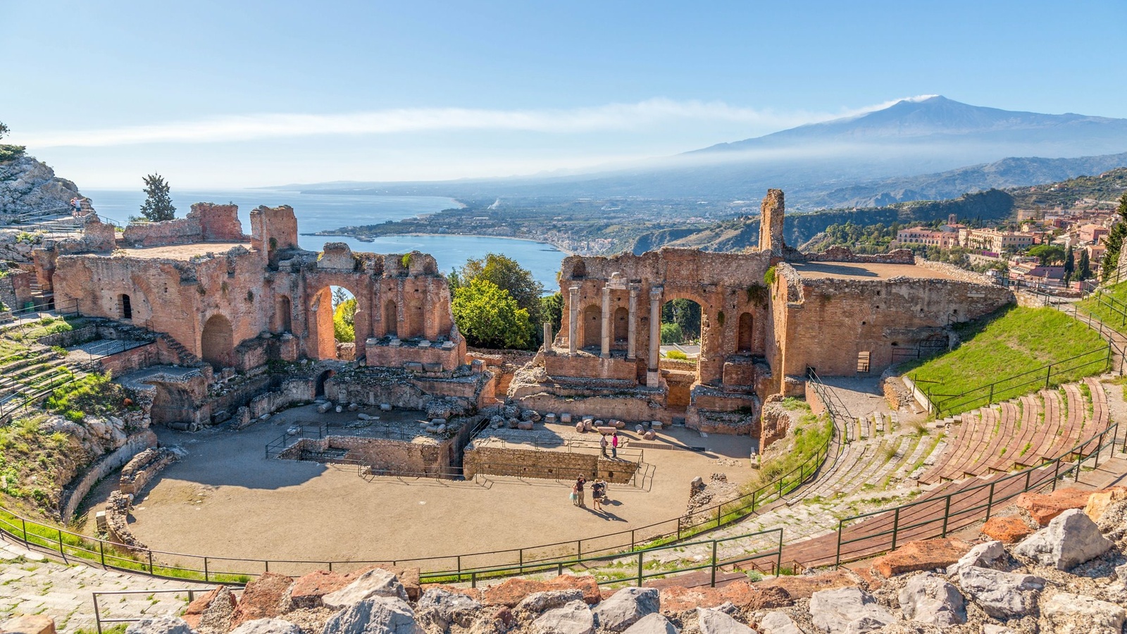 Udsigt til Etna fra det græske teater i Taormina Udsigt til Etna fra det græske teater i Taormina