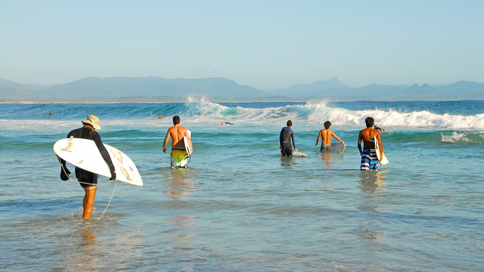 Surfere ved Byron Bay, New South Wales, Australien Surfere ved Byron Bay, New South Wales, Australien
