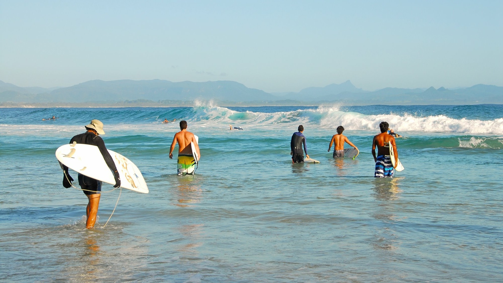 Surfere ved Byron Bay, New South Wales, Australien