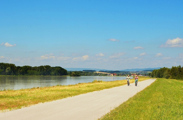 På cykel langs donau floden nær Wallsee i Østrig