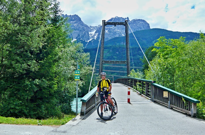 Cyklist ved bro over floden Drau i Kärnten, Østrig