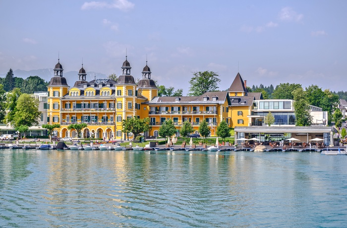 Mondænt hotel ved Wörthersee søbred i Kärnten, Østrig