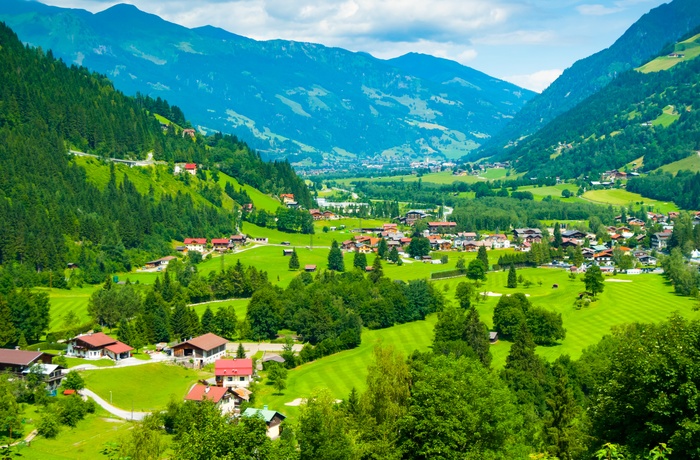 Gastein dalen med kurbyer på stribe i Salzburgerland, Østrig