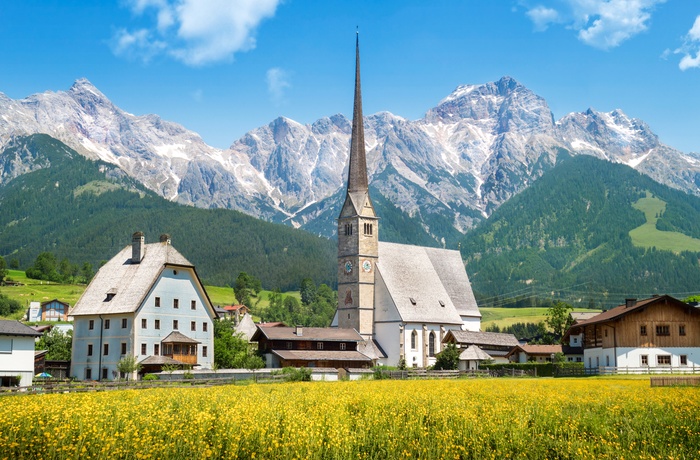 Byen Maria Alm og kirken med det 84 m høje klokketårn i Salzburgerland, Østrig