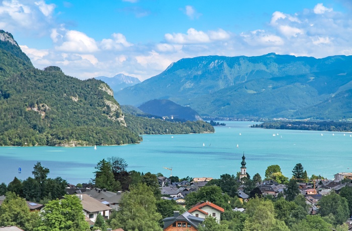 Udsigt til bjergsøen Mondsee i Salzkammergut, Østrig