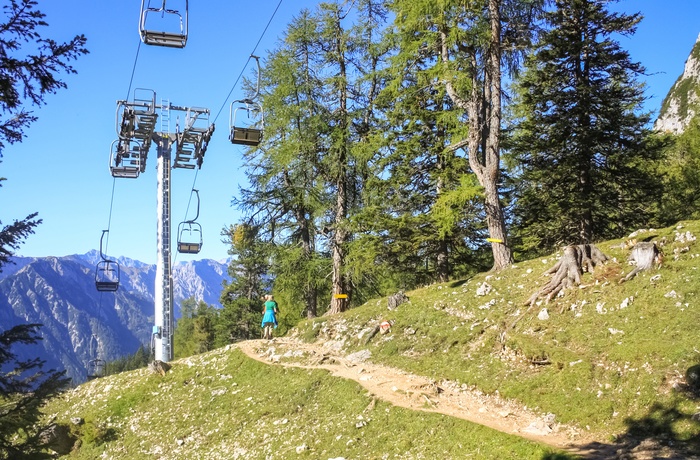 Vandresti og stolelift i bjergene, Tyrol i Østrig