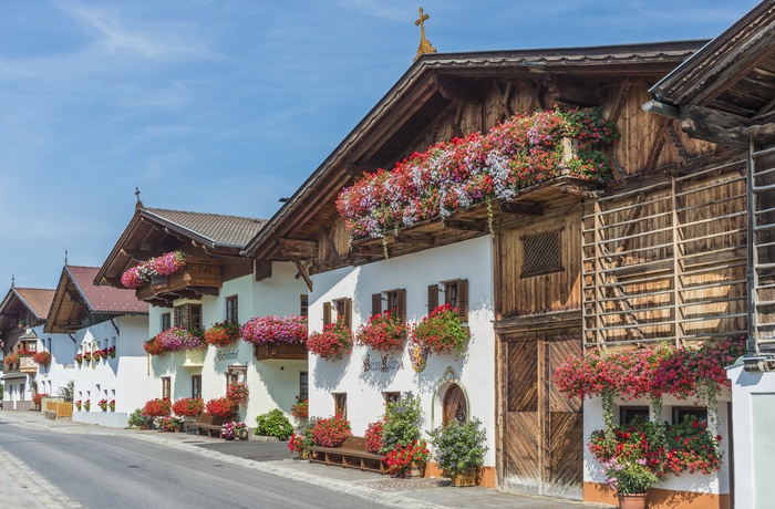 Traditionelle huse med blomster i landsbyen Mutters i Tyrol, Østrig