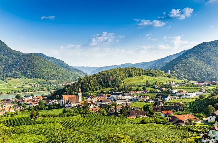 Wachau dalen med en lille by ved Donau floden, Østrig