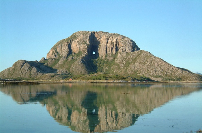 Torghatten i Norge -Foto Magnar Solbakk VisitHelgeland