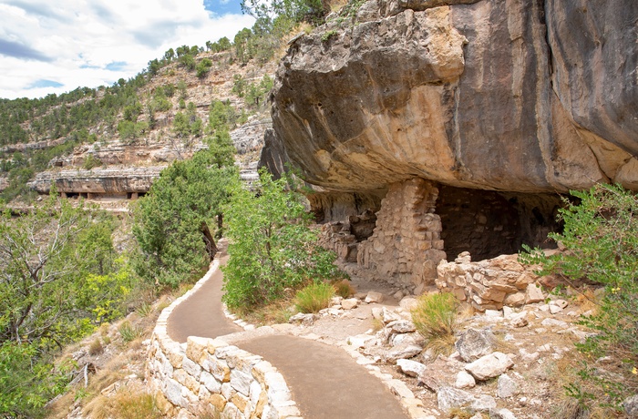 De forhistoriske bosætninger i Walnut Canyon, Arizona USA