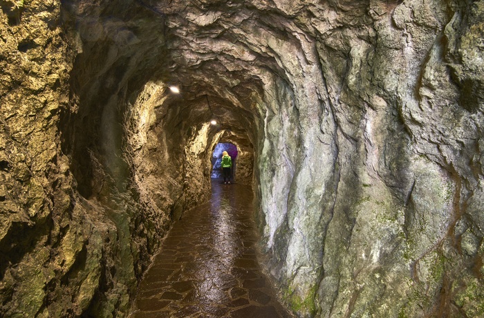 Tunnel til vandfaldet Cascata del Varone nær Gardasøen