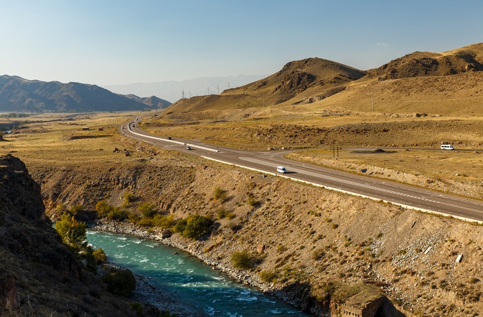 A365 Highway og Chu-floden mod Boom-kløften i Kirgisistan