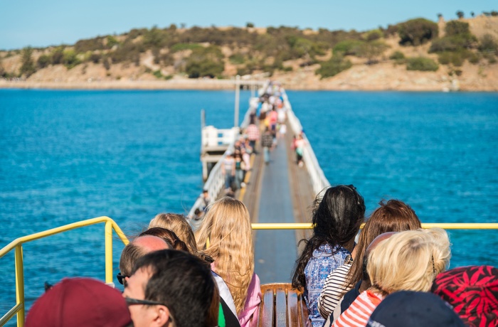 Turister på vej til Granite Island, South Australia