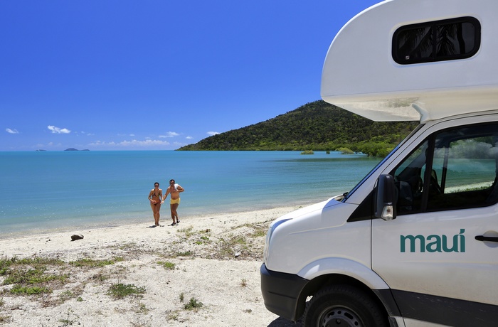 Maui motorhome på stranden med et ungt par, Australien